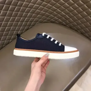 海军蓝和白色帆布尖头帆布鞋