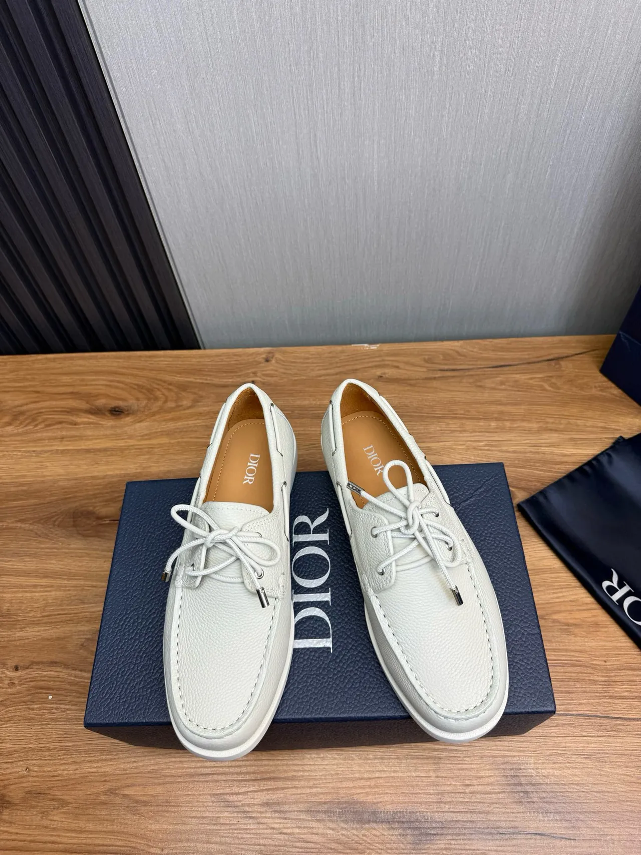 Off-White Zapato de bote con punta Moc-Toe de cuero pebbled 2