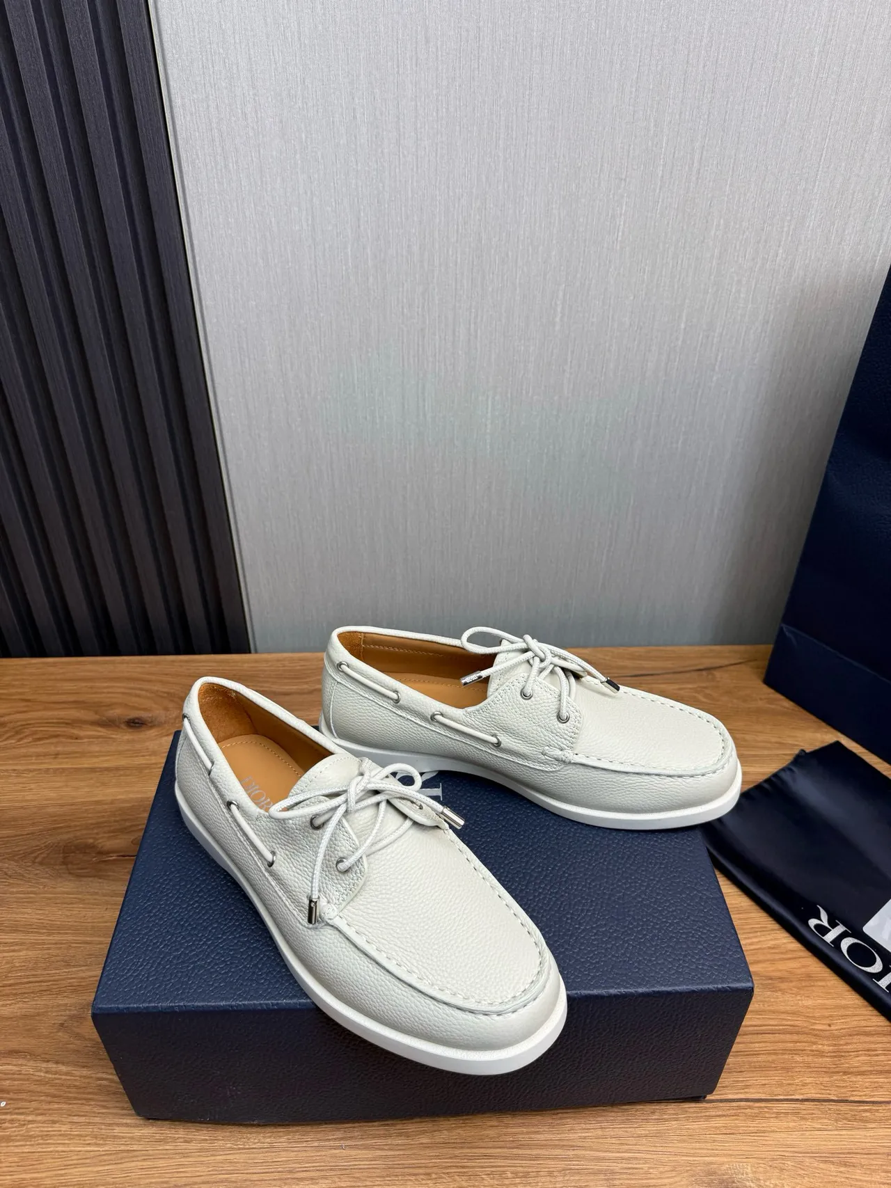 Off-White Zapato de bote con punta Moc-Toe de cuero pebbled 3