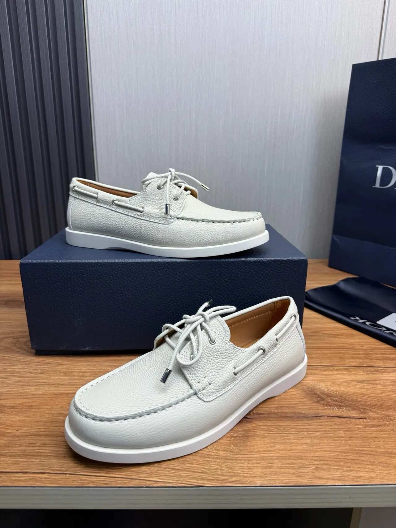 Off-White Zapato de bote con punta Moc-Toe de cuero pebbled 4