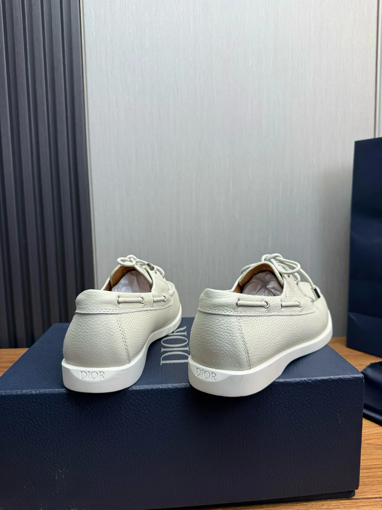 Off-White Zapato de bote con punta Moc-Toe de cuero pebbled 5