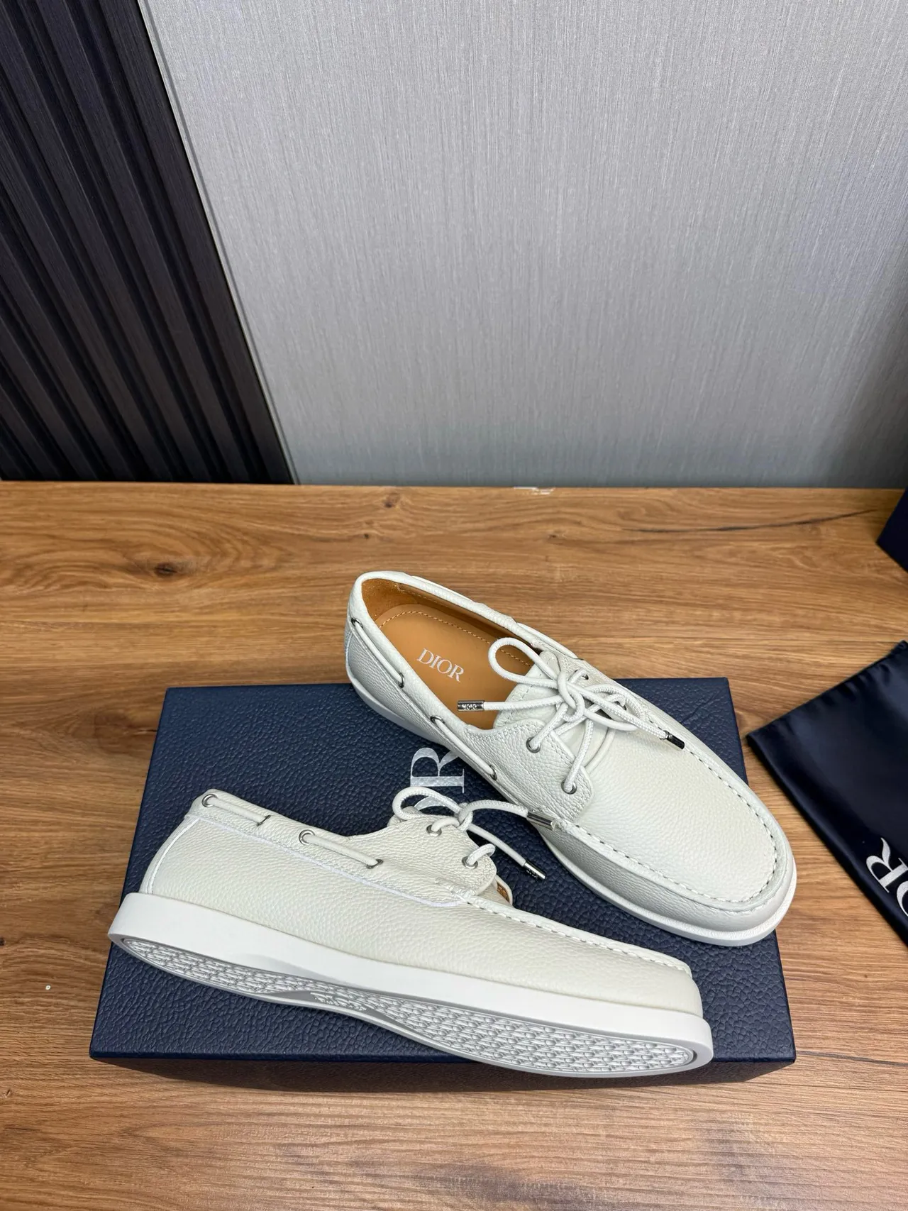 Off-White Zapato de bote con punta Moc-Toe de cuero pebbled 6