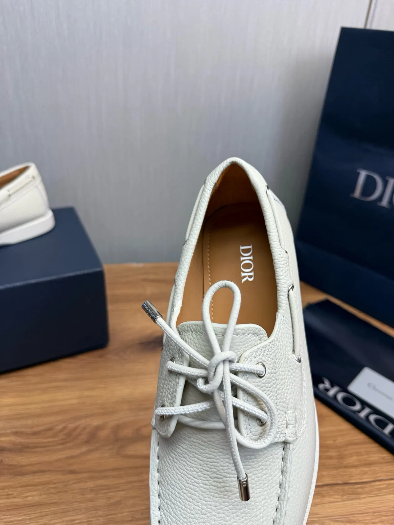 Off-White Zapato de bote con punta Moc-Toe de cuero pebbled 9