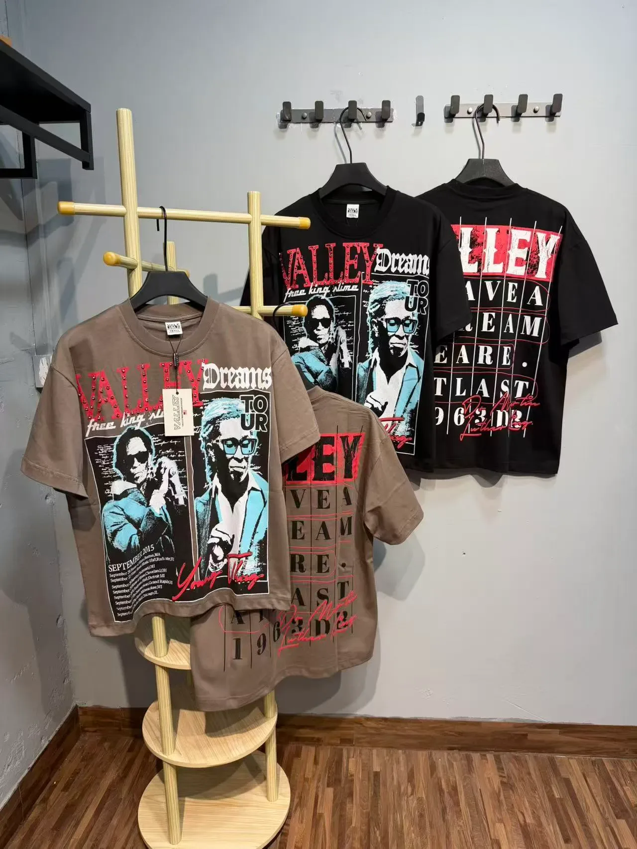 T-shirt olive et noir à affiche graphique de tournée 9