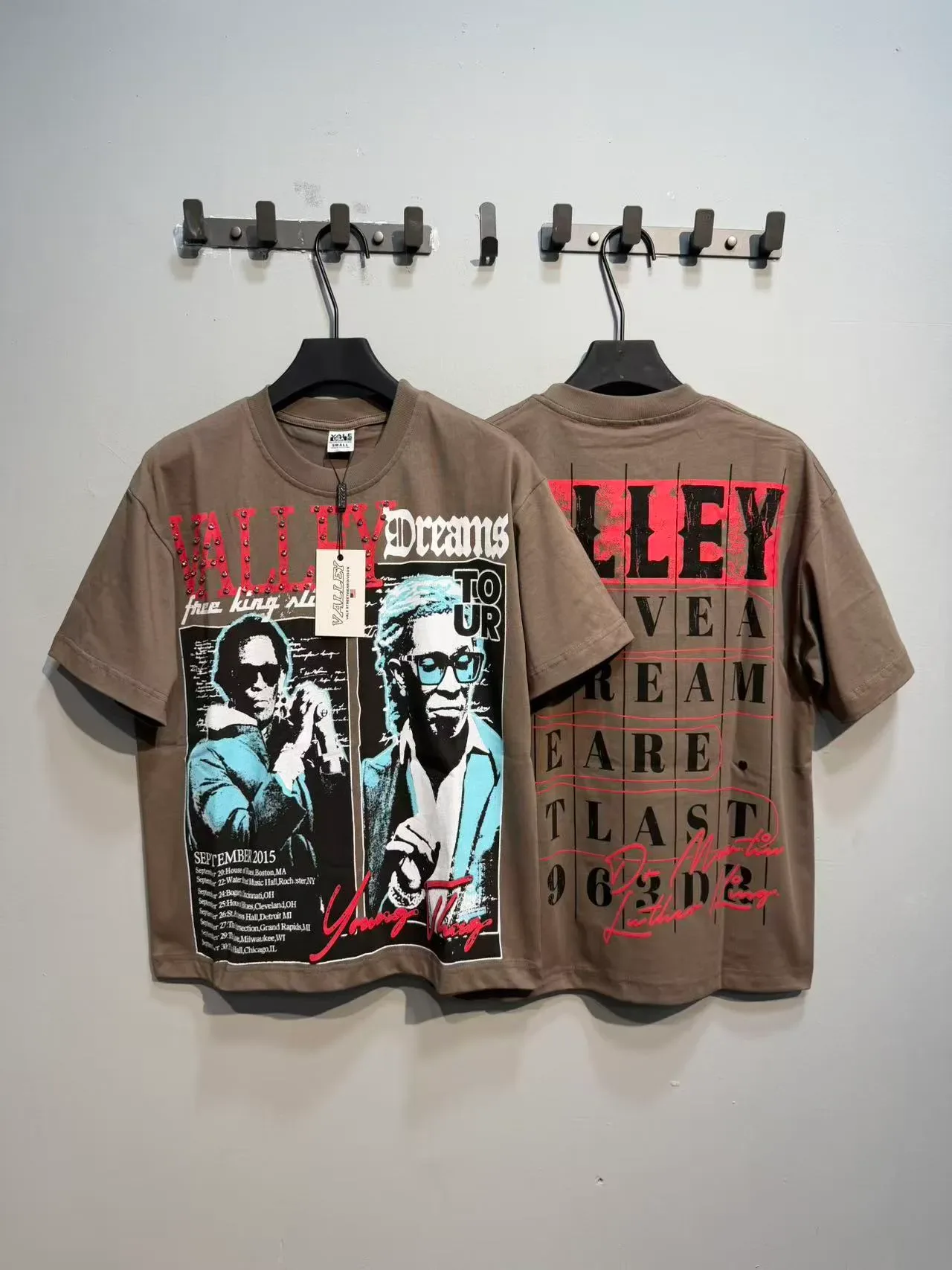 T-shirt olive et noir à affiche graphique de tournée 10