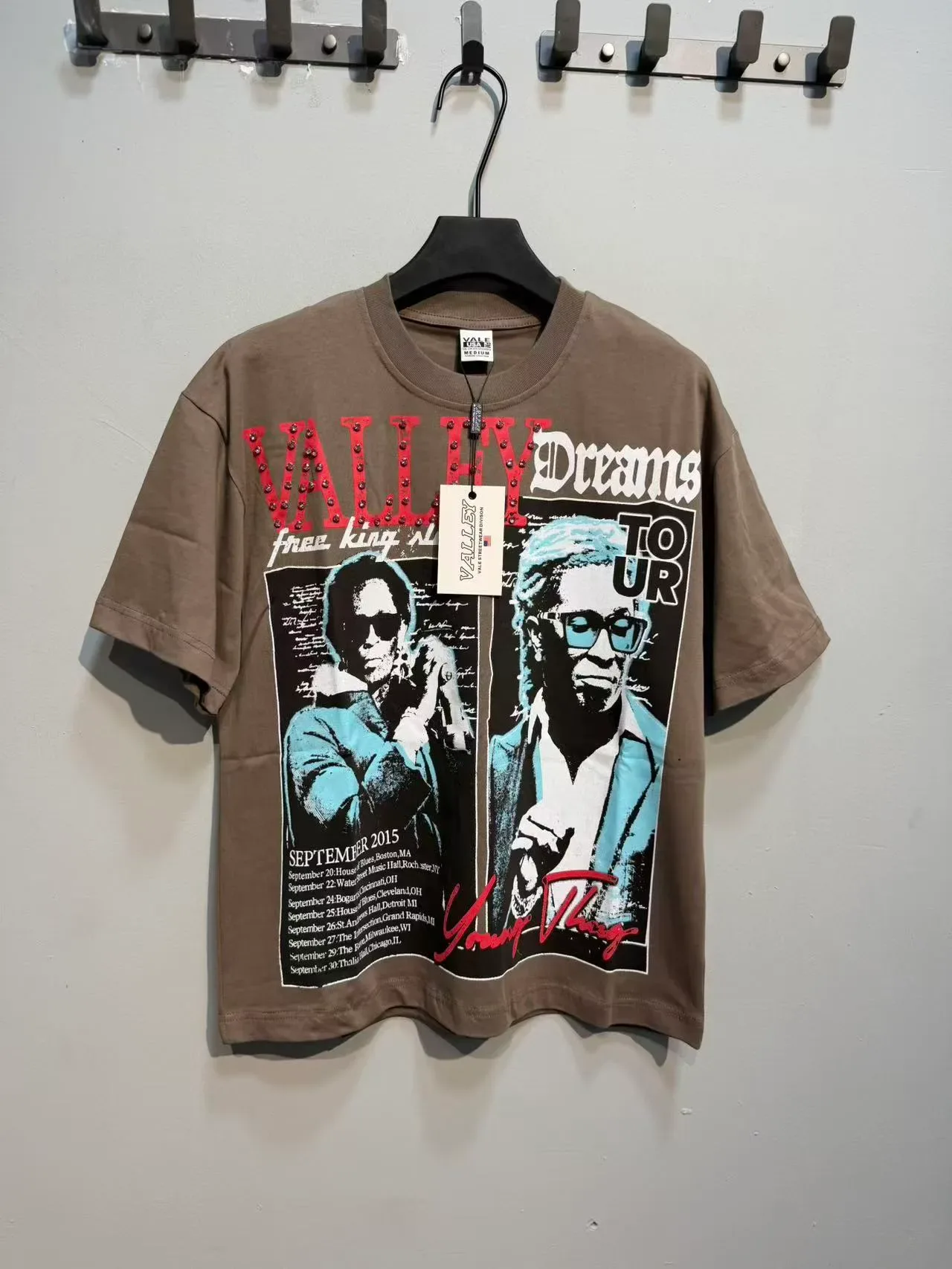 T-shirt olive et noir à affiche graphique de tournée 11