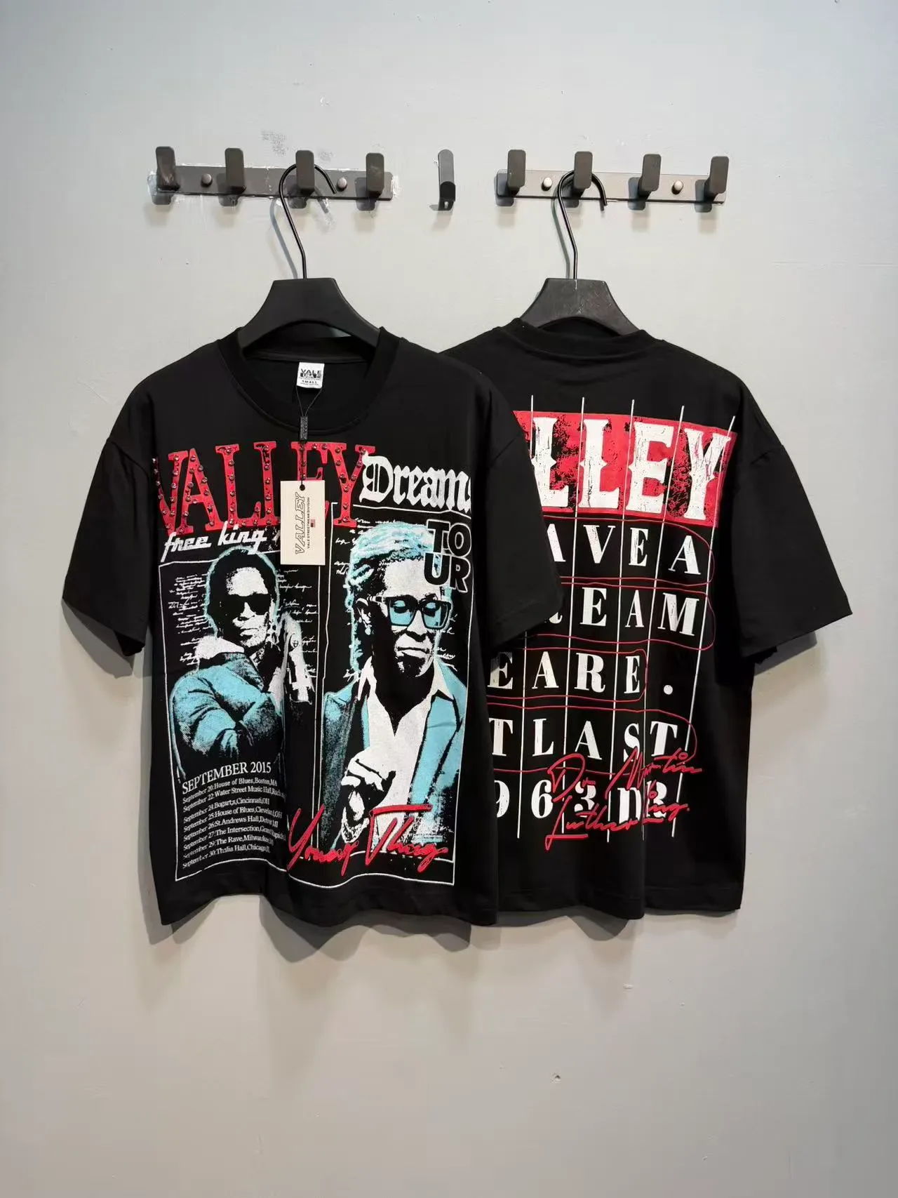 T-shirt olive et noir à affiche graphique de tournée 13