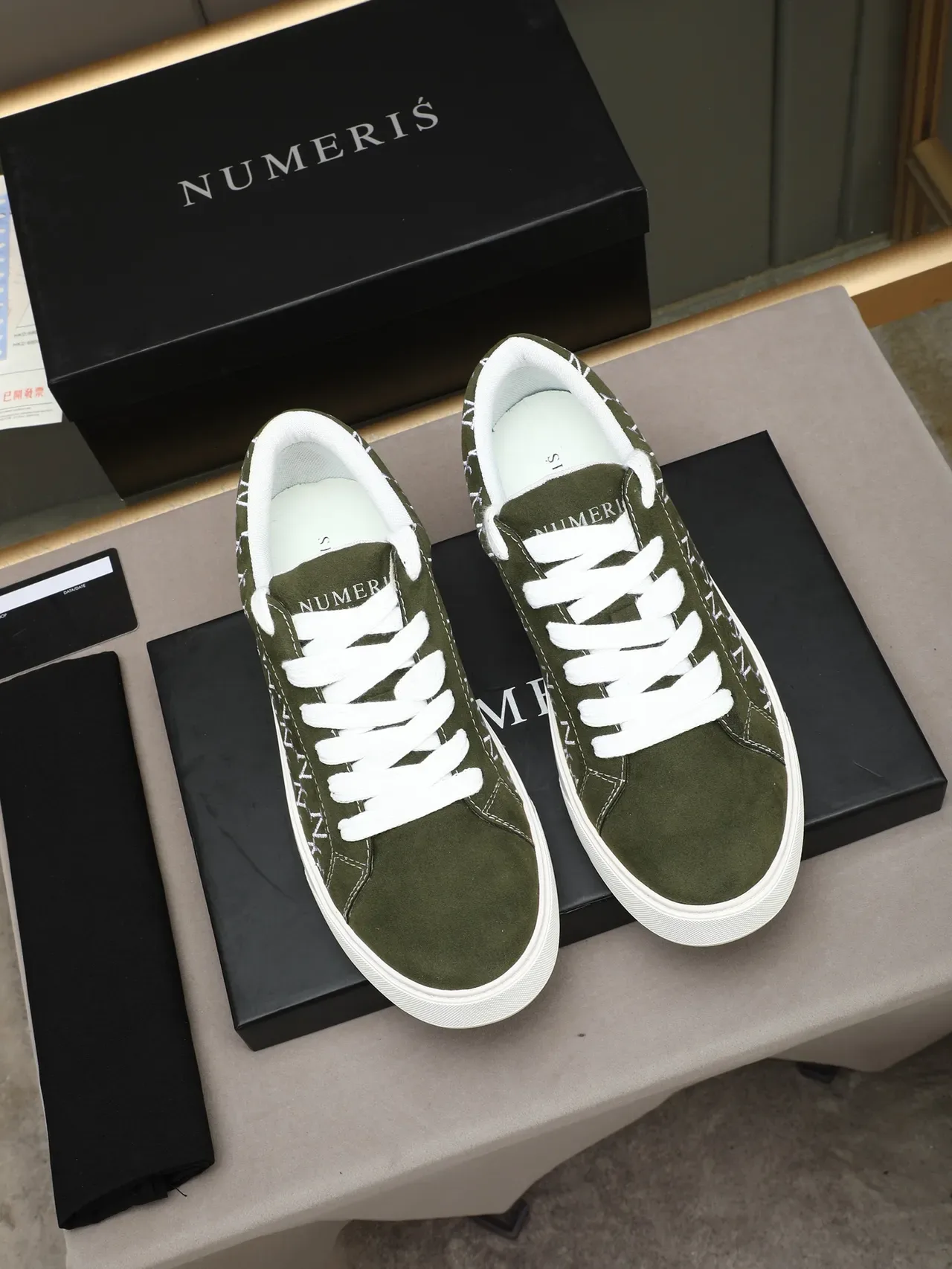Zapatilla de plataforma de ante verde oliva con monograma bordado 2