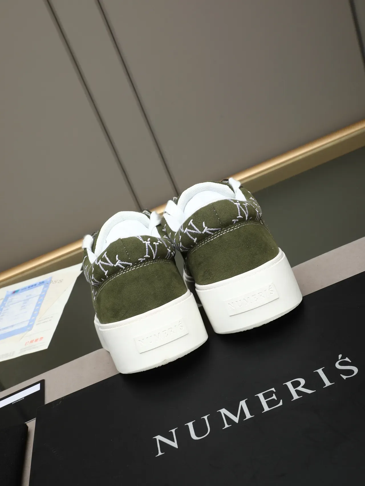 Zapatilla de plataforma de ante verde oliva con monograma bordado 3