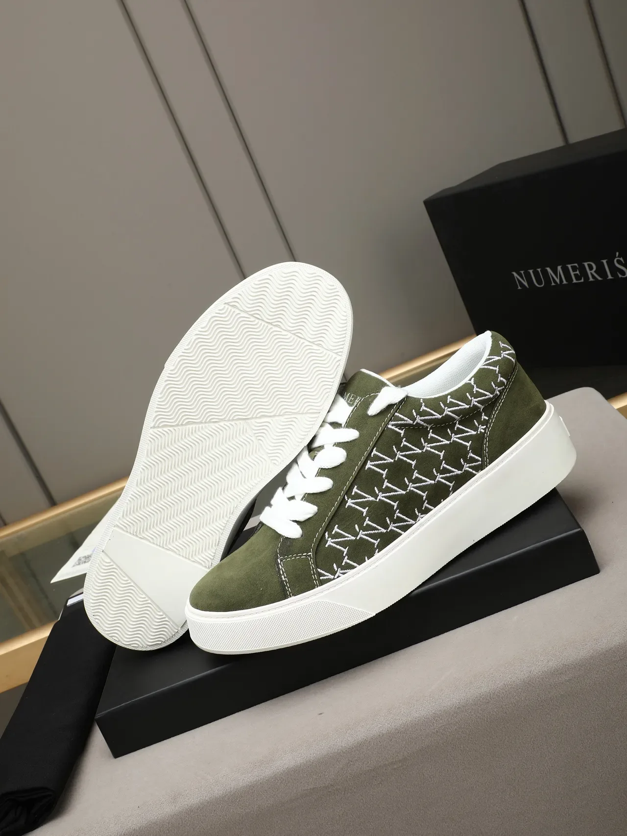 Zapatilla de plataforma de ante verde oliva con monograma bordado 4