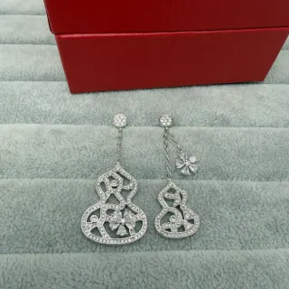 Brincos pendentes em forma de gourde ornamentados com filigrana pavé