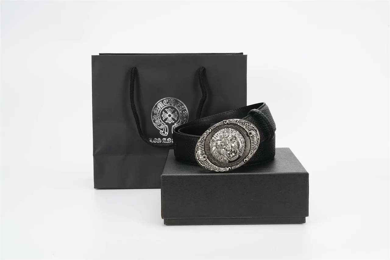 Cinto de couro preto com fivela de cabeça de leão ornamentada e textura de pedrinhas 4