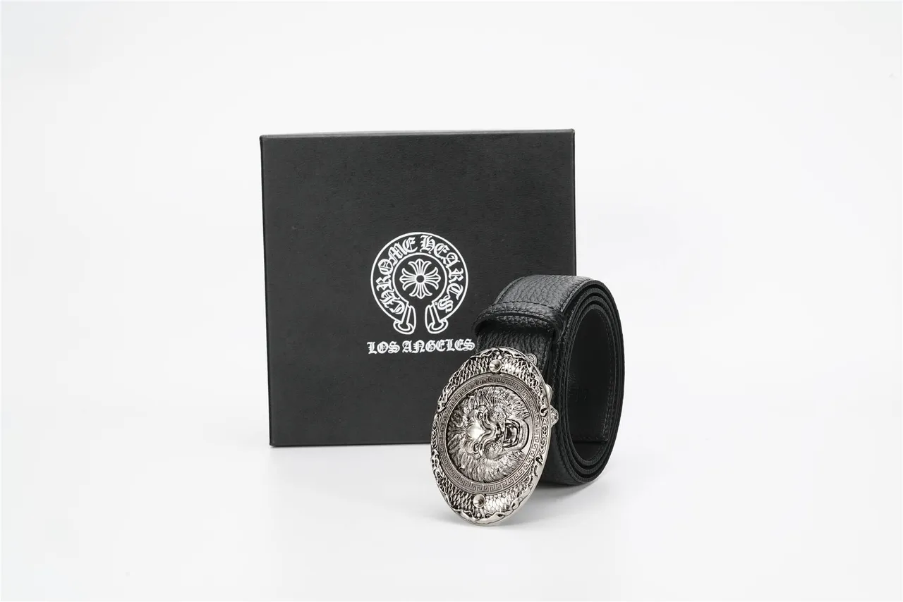 Cinto de couro preto com fivela de cabeça de leão ornamentada e textura de pedrinhas 5