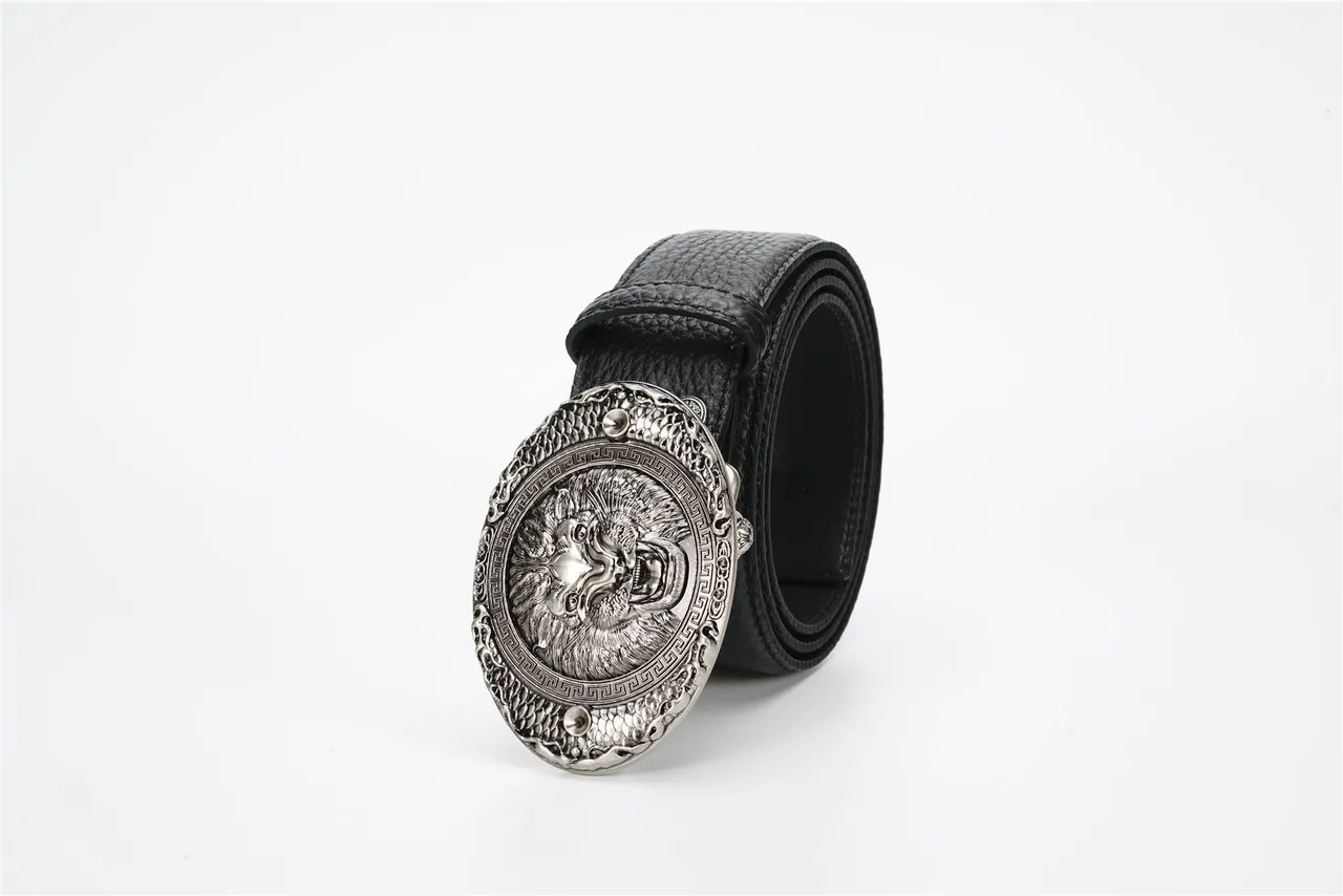 Cinto de couro preto com fivela de cabeça de leão ornamentada e textura de pedrinhas 6