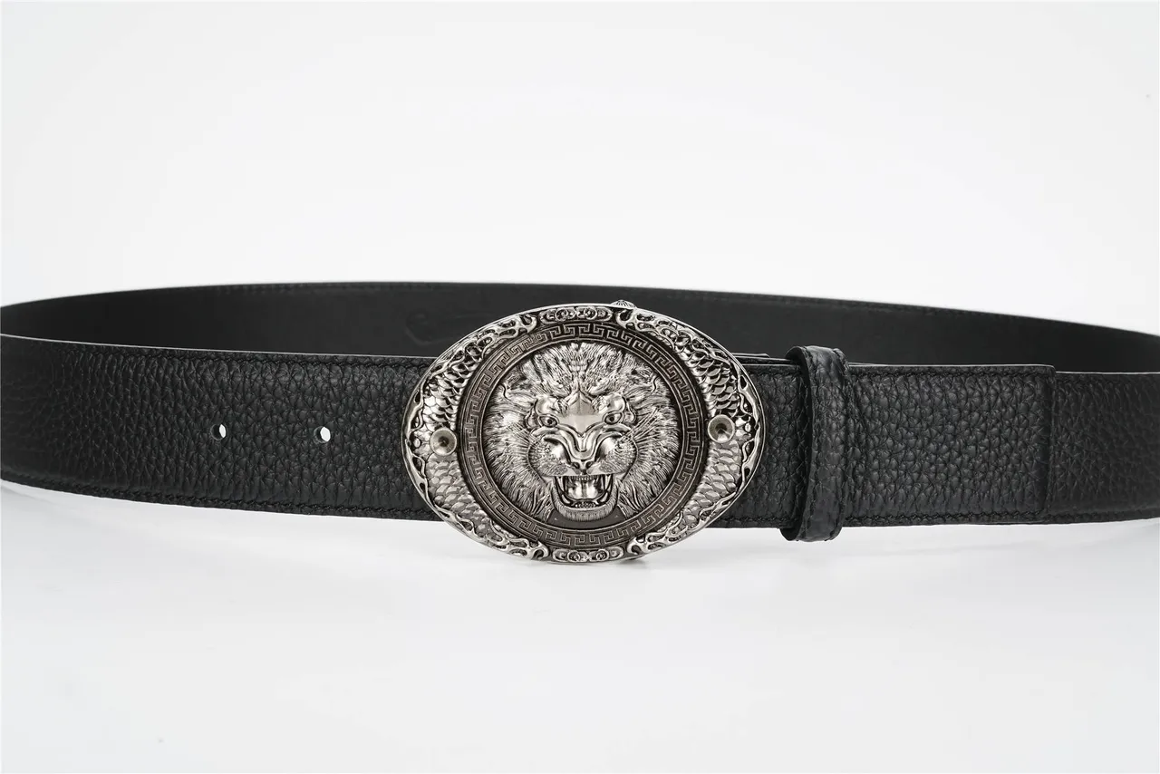 Cinto de couro preto com fivela de cabeça de leão ornamentada e textura de pedrinhas 8