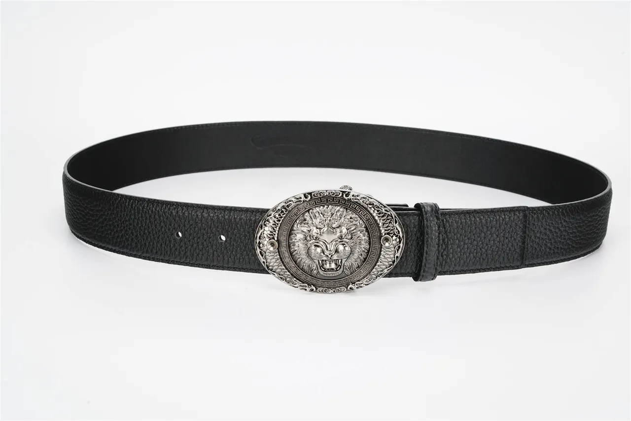 Cinto de couro preto com fivela de cabeça de leão ornamentada e textura de pedrinhas 9