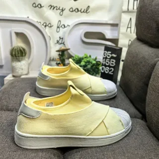 أحذية رياضية أنيقة بلون أصفر فاتح و رمادي، slip-on