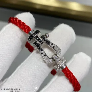 Pavé أحجار سوداء وبيضاء مشبك على شكل حافر الخيل حبل أحمر