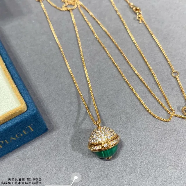 Collier Piaget avec pendentif sphérique en malachite et diamants pavé 2