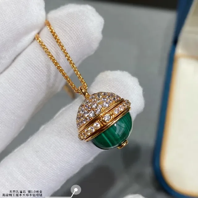 Collier Piaget avec pendentif sphérique en malachite et diamants pavé 3