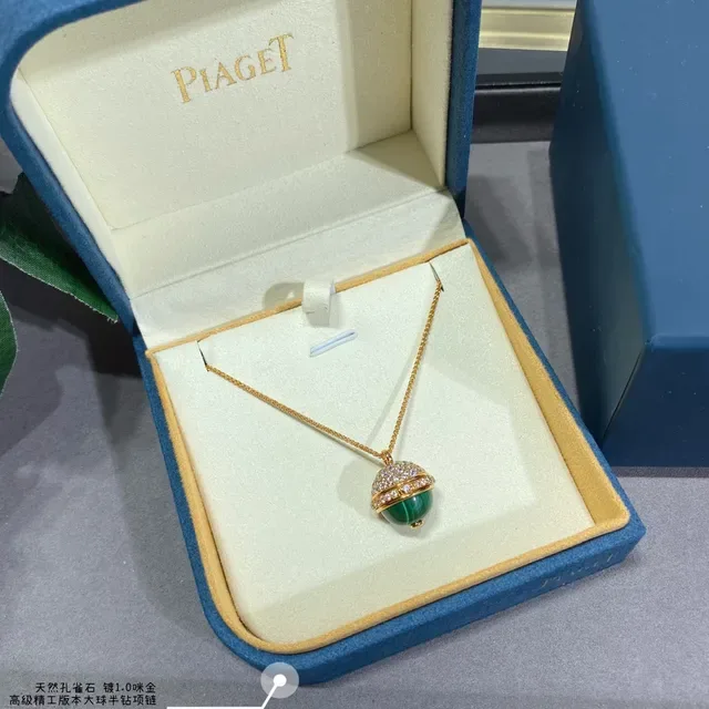 Collier Piaget avec pendentif sphérique en malachite et diamants pavé 4