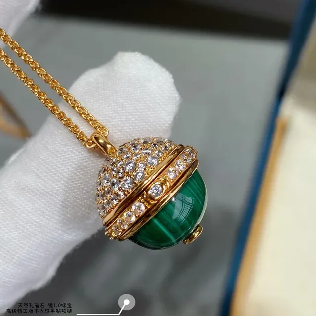 Collier Piaget avec pendentif sphérique en malachite et diamants pavé 7