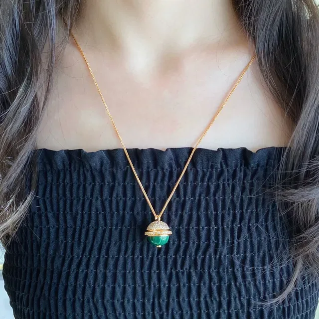 Collier Piaget avec pendentif sphérique en malachite et diamants pavé 8