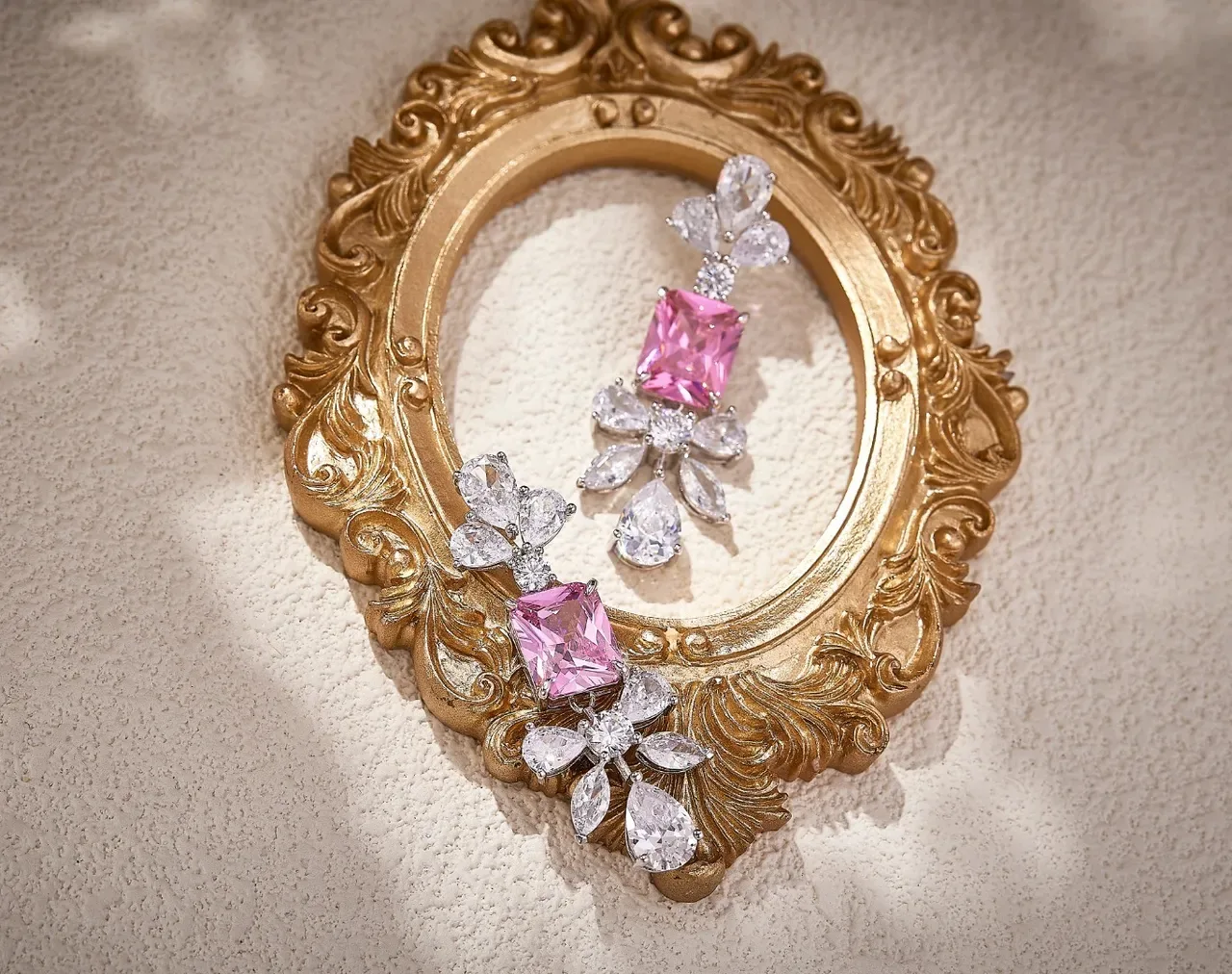 Brincos de gota de cristal rosa e transparente de estilo chandelier 3