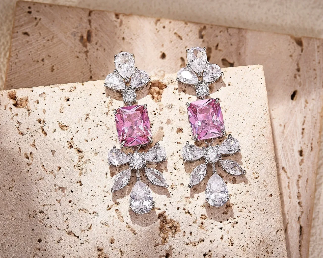 Brincos de gota de cristal rosa e transparente de estilo chandelier 5