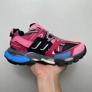 Sneakers chunky semelle rose et bleue upper multi-matériaux