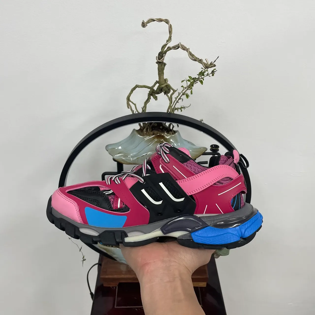 Sneakers chunky semelle rose et bleue upper multi-matériaux 3