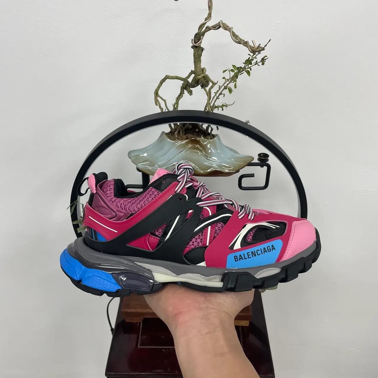 Sneakers chunky semelle rose et bleue upper multi-matériaux 7