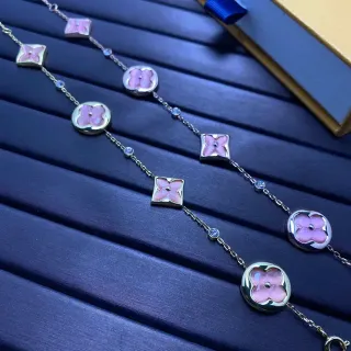 Collier avec pendentif floral en émail rose avec quatrefoil