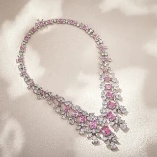 Collier Bib motif floral rose et argent en forme de V