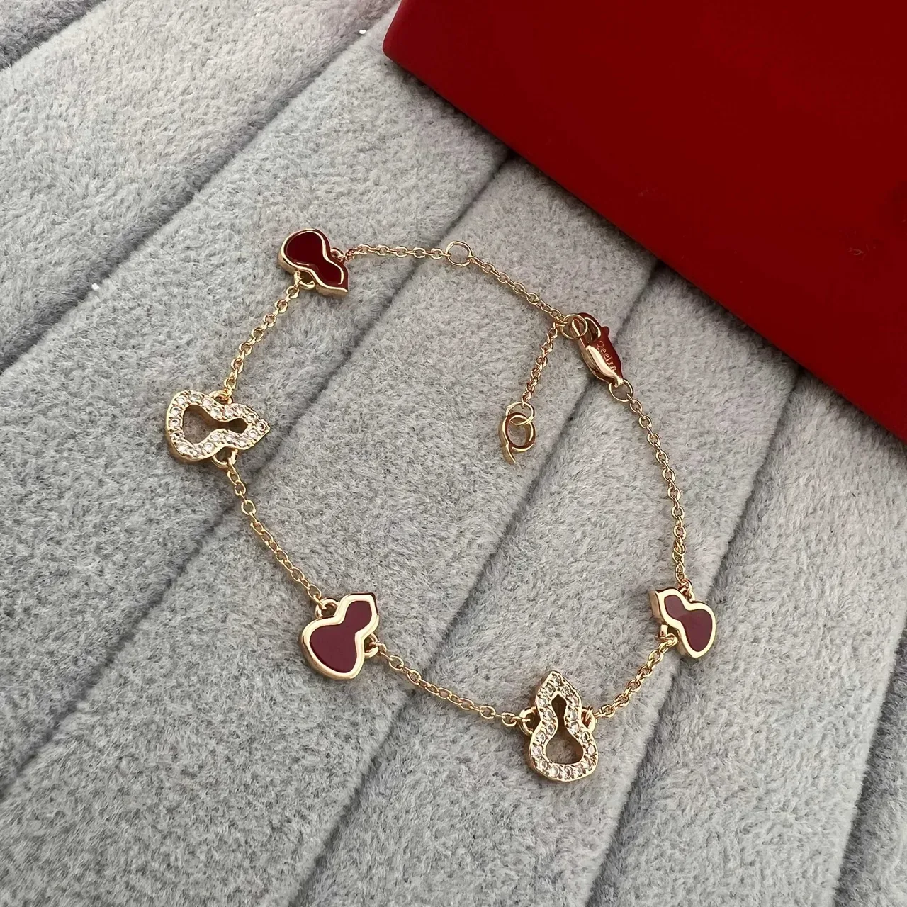 Qeelin Wulu Heart أساور مينا أحمر وسلسلة ذهب باڤيه 3