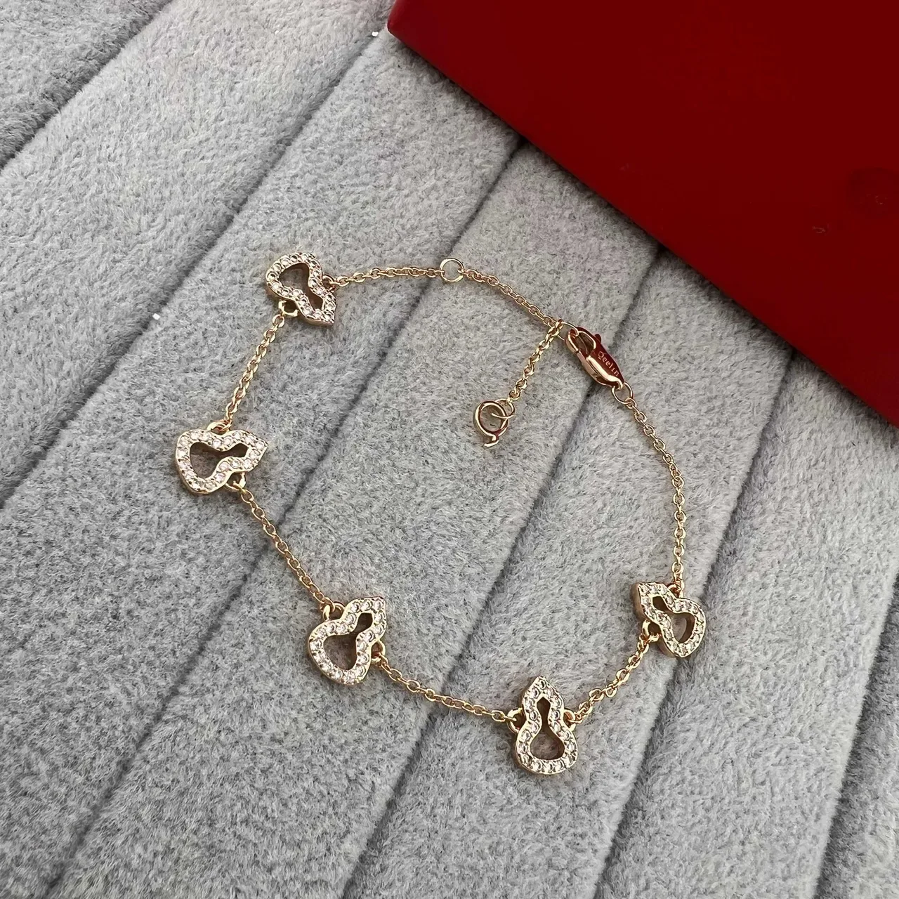 Qeelin Wulu Heart أساور مينا أحمر وسلسلة ذهب باڤيه 4