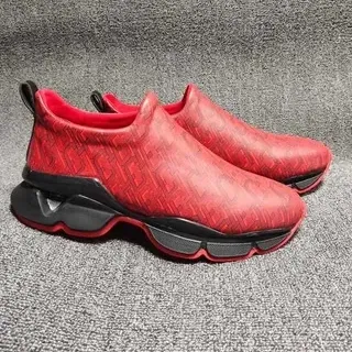 حذاء رياضي أحمر وأسود slip-on بنمط مطبوع كثيف
