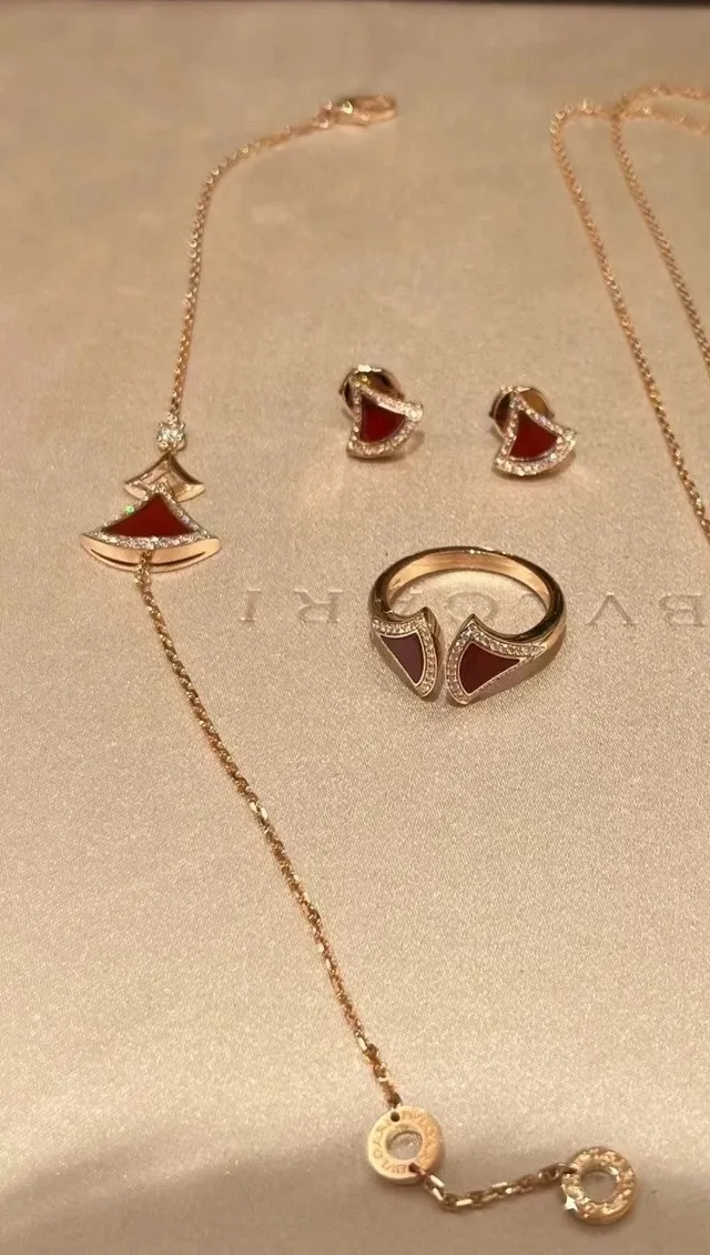 Red Gold Fan-Shaped Motif Pavé Diamond Accents Necklace 5