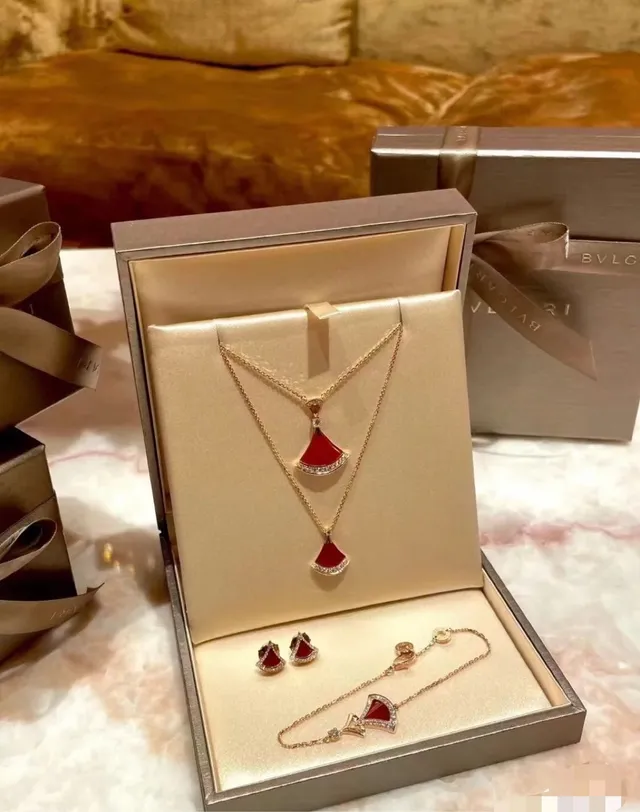 Red Gold Fan-Shaped Motif Pavé Diamond Accents Necklace 6