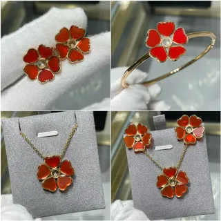 Brincos em forma de coração com pétalas de esmalte em formato de cinco pétalas florais em vermelho e dourado