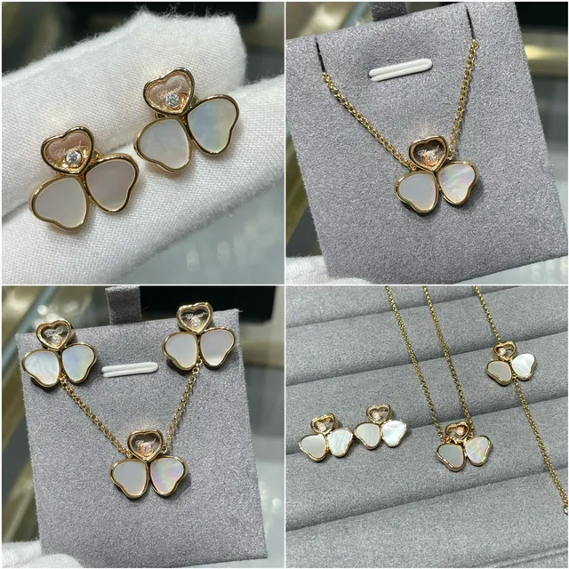 Brincos em forma de coração com pétalas de esmalte em formato de cinco pétalas florais em vermelho e dourado 3