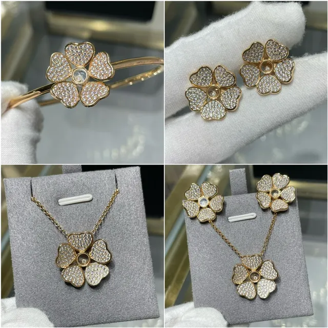 Brincos em forma de coração com pétalas de esmalte em formato de cinco pétalas florais em vermelho e dourado 4