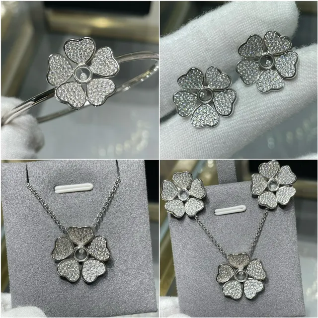 Brincos em forma de coração com pétalas de esmalte em formato de cinco pétalas florais em vermelho e dourado 5