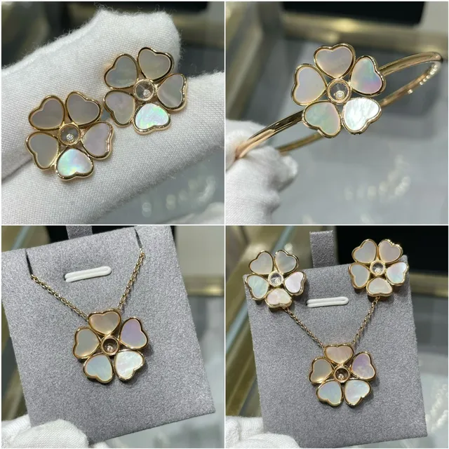 Brincos em forma de coração com pétalas de esmalte em formato de cinco pétalas florais em vermelho e dourado 6