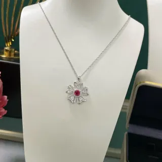 Collier pendentif floral rouge argenté avec pierre centrale en taille carrée