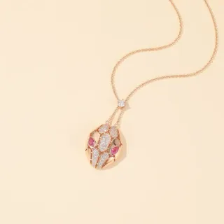 Collier avec pendentif or rose pavé motif d'échelle géométrique