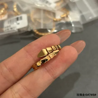 خاتم هندسي مقسم باللون الذهبي الوردي