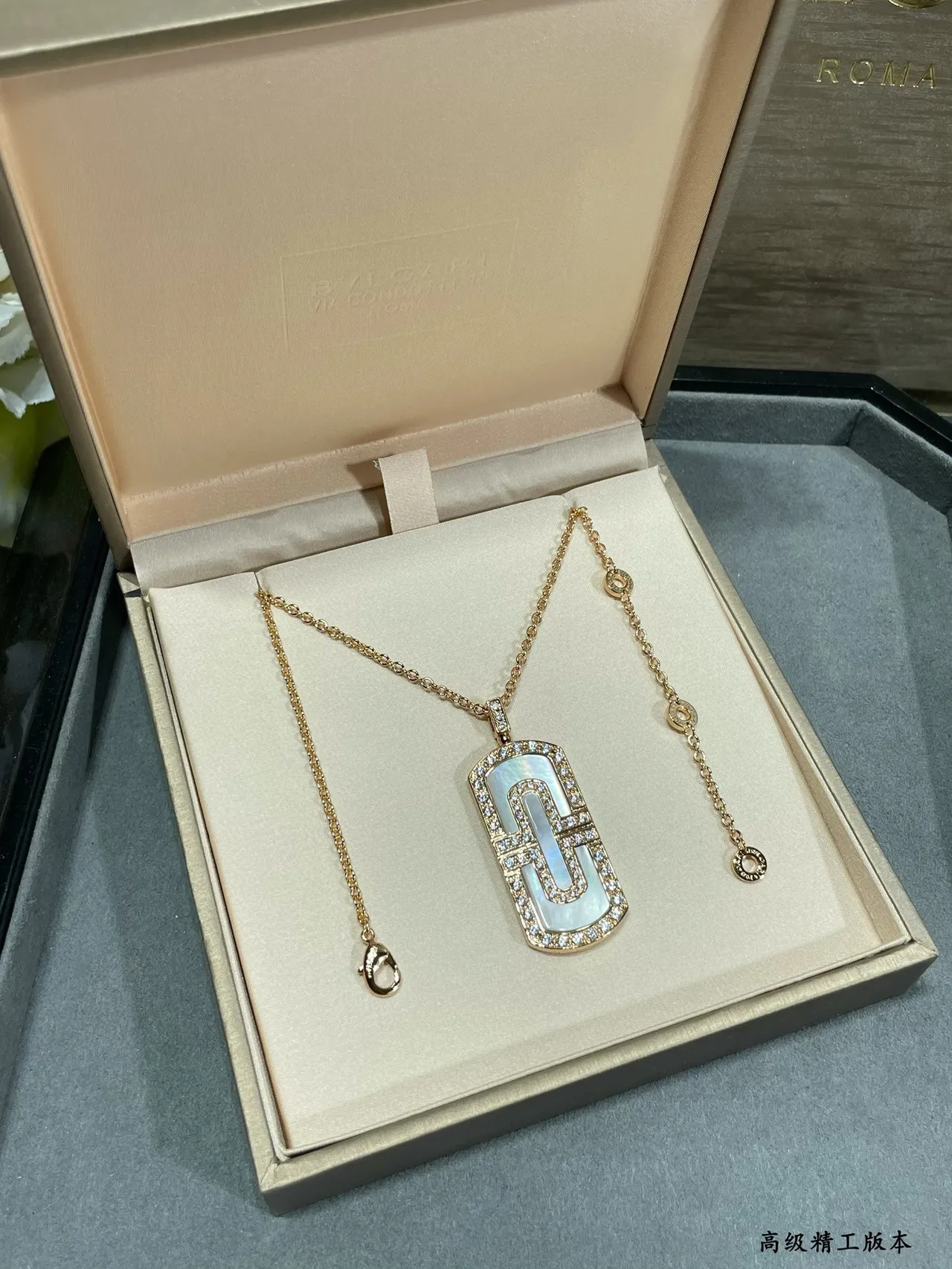 Collier pendentif en nacre de ton or rose pavé 2