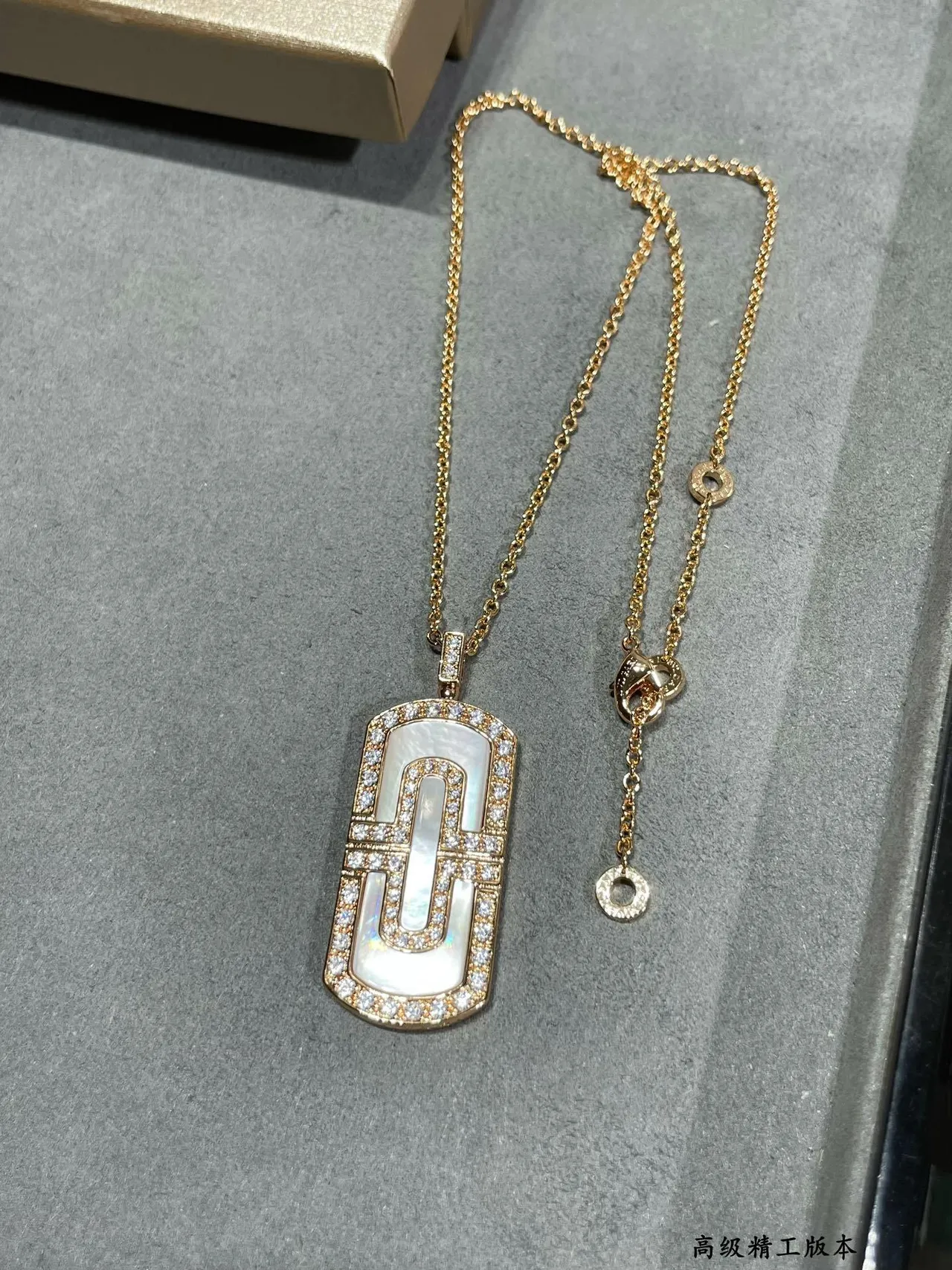 Collier pendentif en nacre de ton or rose pavé 3