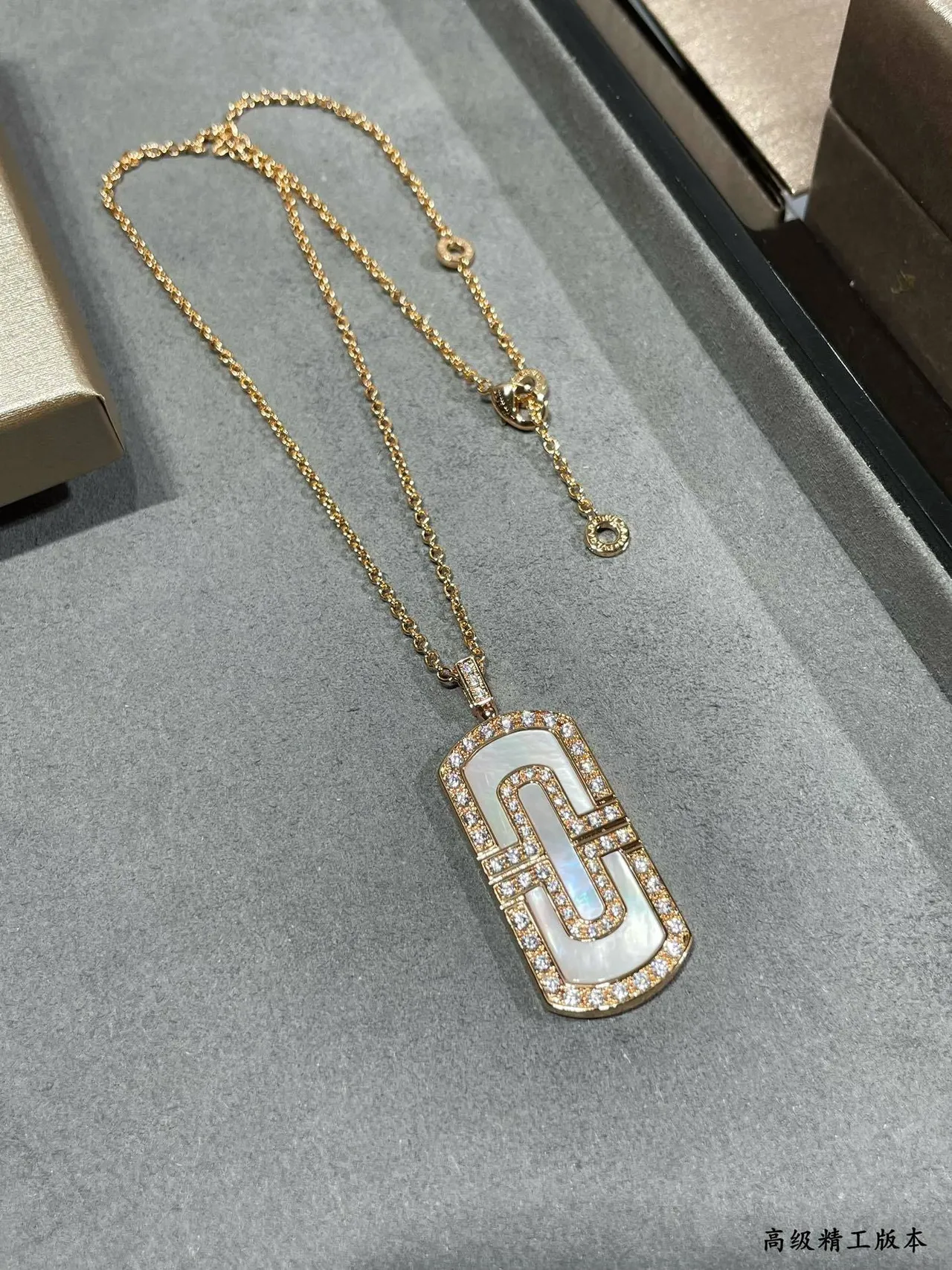 Collier pendentif en nacre de ton or rose pavé 4
